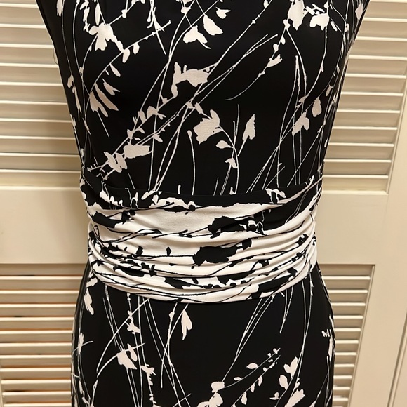 Adrianna Papell Floral Bodycon Dress in Black and White, Size 8 - Picture 4 of 16